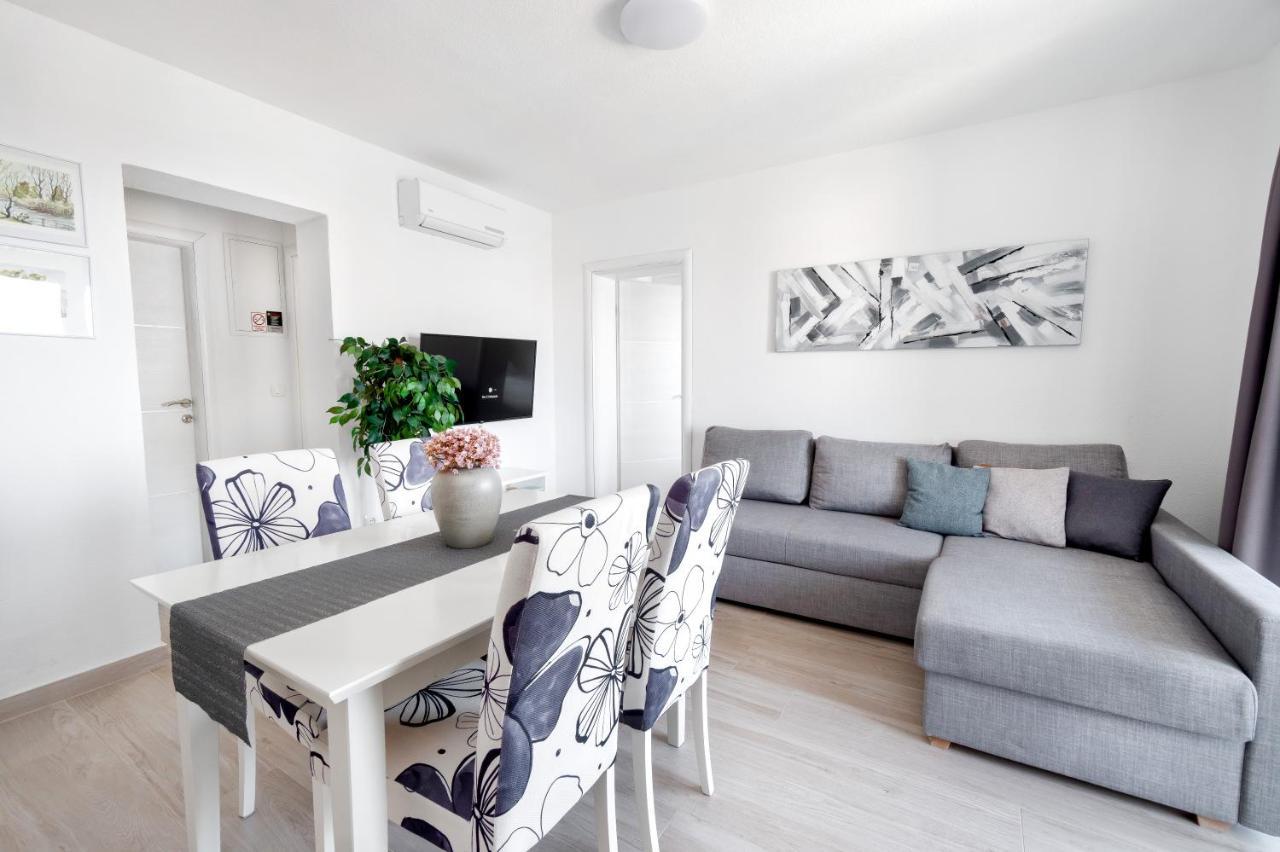 Apartments And Rooms Vuleta, Close To The Beach Makarska Buitenkant foto