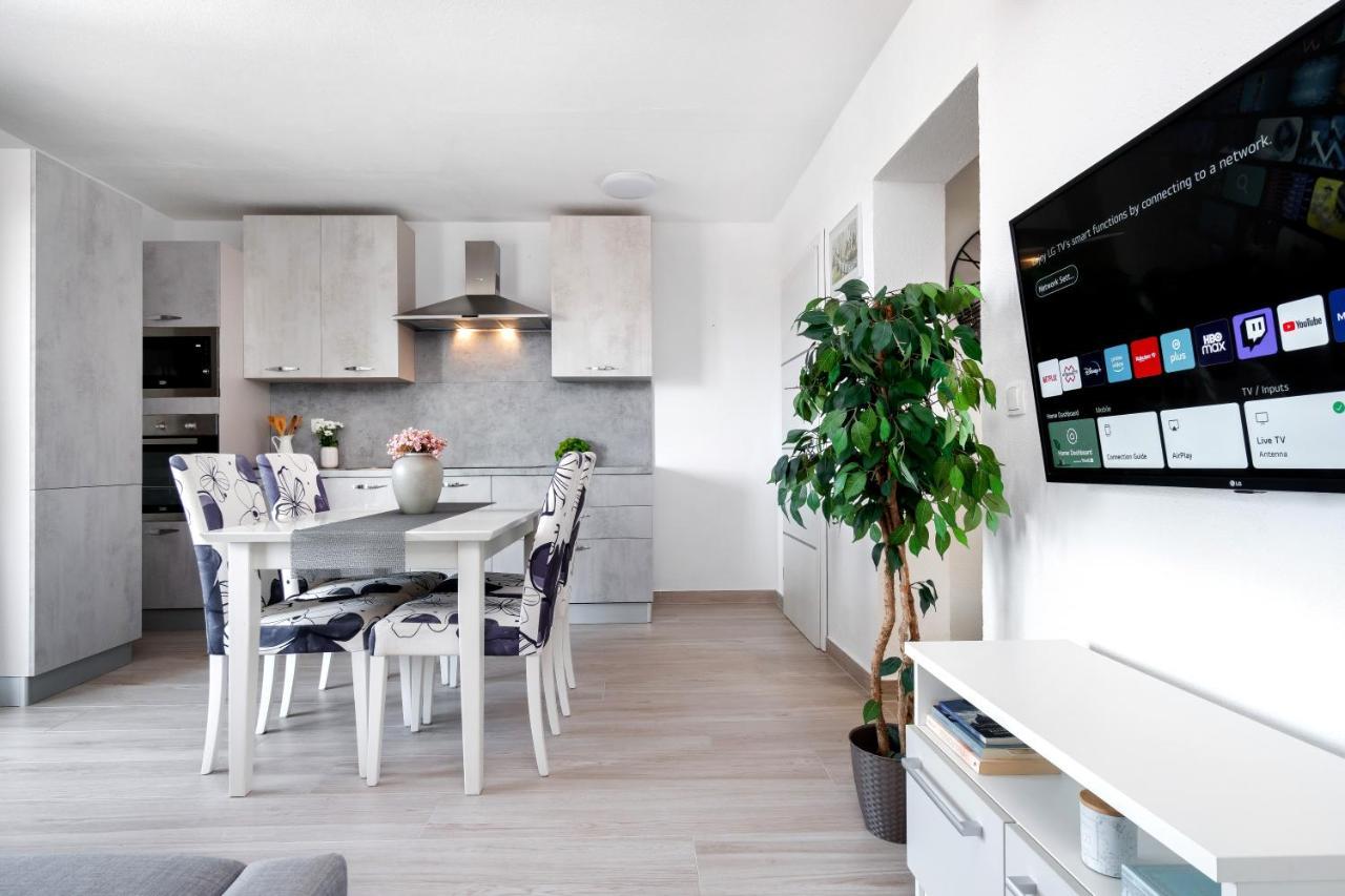 Apartments And Rooms Vuleta, Close To The Beach Makarska Buitenkant foto