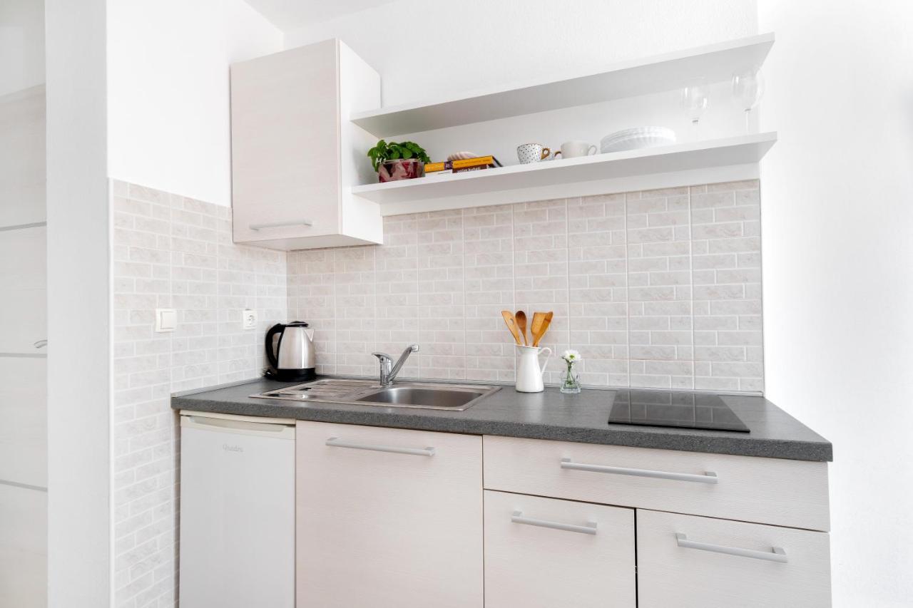 Apartments And Rooms Vuleta, Close To The Beach Makarska Buitenkant foto